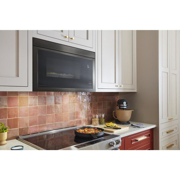 Kitchenaid® Four à micro-ondes à hotte intégrée encastré au design affleurant YKMMF330PBS