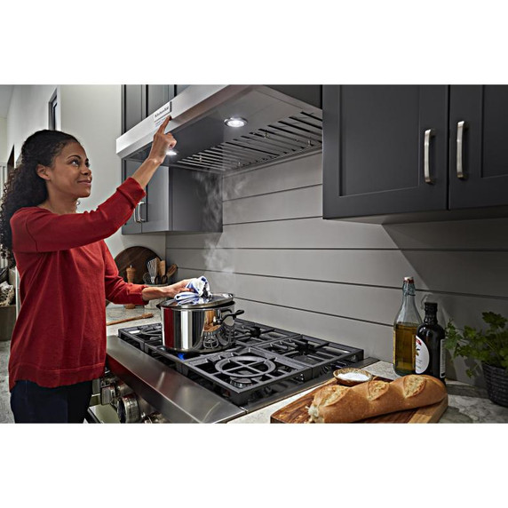 Kitchenaid® Hotte de ventilation sous l’armoire de style commercial à classe de moteur de 585 pi cu/min - 36 po KVUC606KSS Kitchenaid® Hotte de ventilation sous l’armoire de style commercial à classe de moteur de 585 pi cu/min - 36 po KVUC606KSS