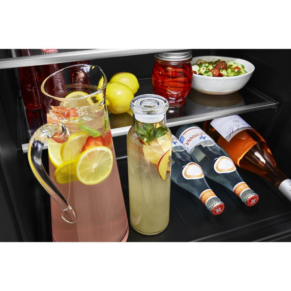 Kitchenaid® Réfrigérateur sous le comptoir avec porte en verre et tablettes à accents métalliques et fini PrintShield™ - 24 po KURR314KBS
