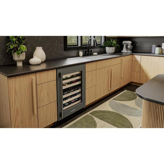 Kitchenaid® Cellier sous le comptoir avec porte-bouteilles à devant en bois à pleine extension - 24 po KUWR524SBE