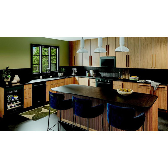 Kitchenaid® Centre de rafraîchissements avec porte en verre et porte-bouteilles à devant en bois - 24 po KUBL524SJP