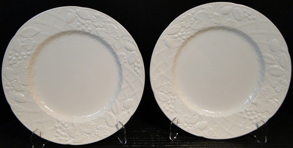 Mikasa English Countryside Dinner Plates 11" DP900 White Emboss Set 2 Excellent
