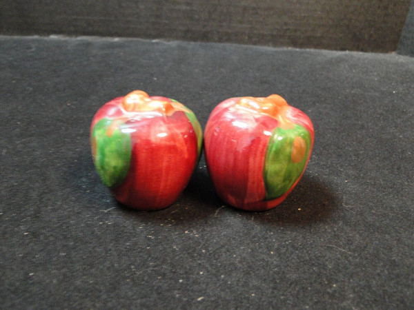 Franciscan Apple Salt Pepper Shaker Set Red Green Excellent