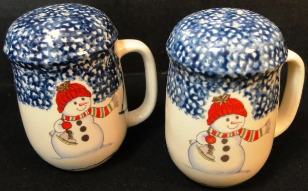 Thomson Pottery Snowman Salt Pepper Shaker Set Blue White Winter Scene Excellent