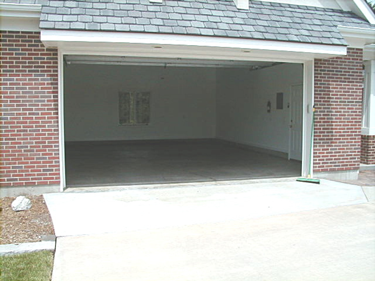 SealGreen Driveway and Garage Cleaner Concentrate is design to clean garage floors