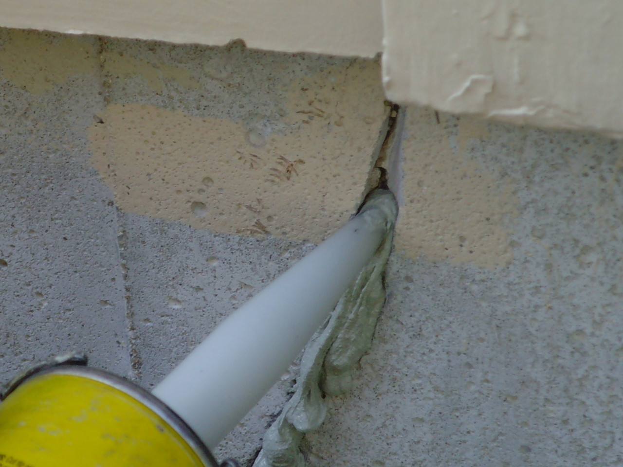 Vertical crack on a foundation wall repaired with 116 Caulk