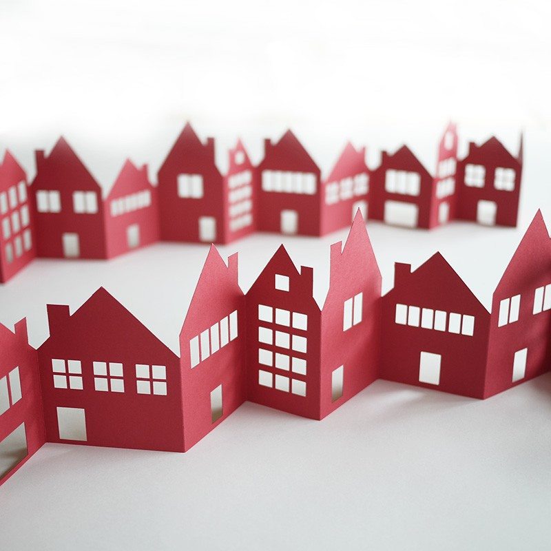 Festliche, rote Häuserkette aus Papier für deine Tisch- und Weihnachtsdekoration.