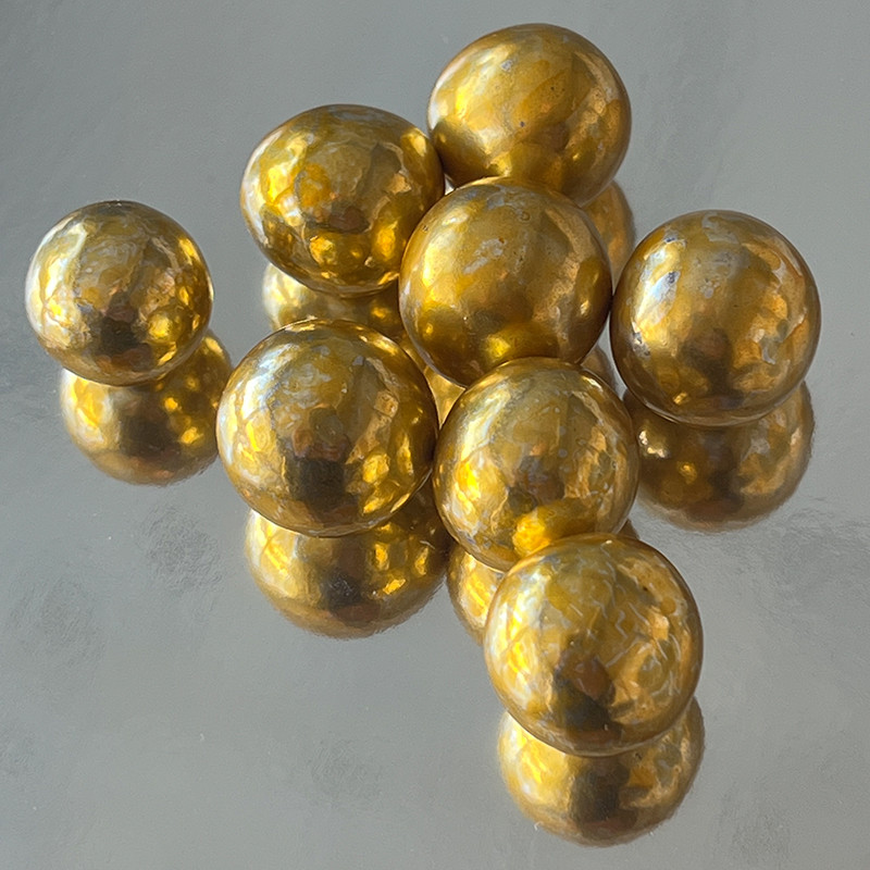 Goldkugeln aus gerösteten Haselnüssen und Zartbitterschokolade