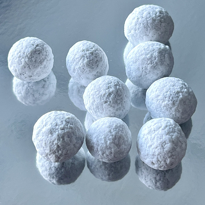 Weisse Haselnussbällchen aus gerösteten Haselnüssen und Zartbitterschokolade