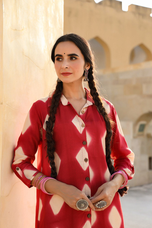 In-Sattva Mayori Pure Cotton Handcrafted Tie-Dye High Low Crimson Red Tunic| Front View In-Sattva Mayori Pure Cotton Handcrafted Tie-Dye High Low Crimson Red Tunic| Front View