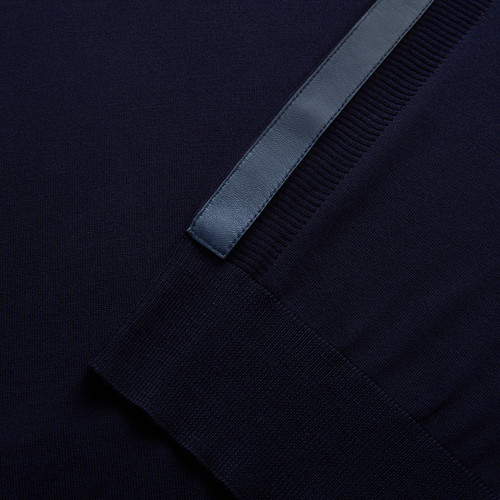 Navy blue zip polo shirt, leather sideband Navy blue zip polo shirt, leather sideband