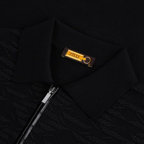 Polo zippé noir, motif jacquard « Vanisé express », détail en crocodile