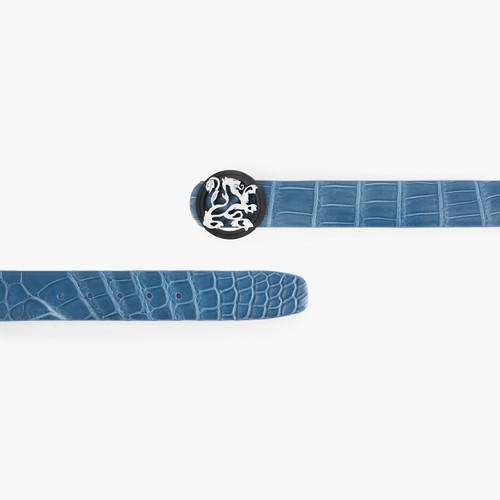 Cloud blue belt in matt crocodile, Lion buckle, width 40mm