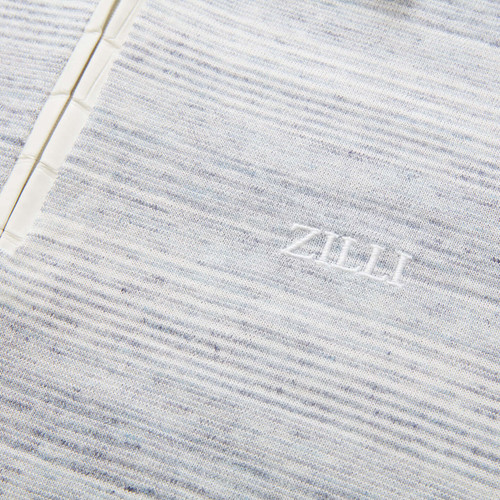 Polo zippé bleu jean, tissage jacquard « Horizontal Stripes », détail en crocodile