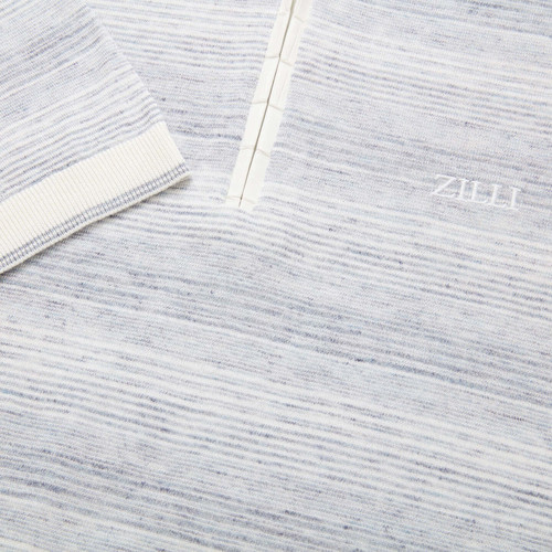 Polo zippé bleu jean, tissage jacquard « Horizontal Stripes », détail en crocodile
