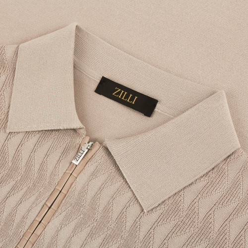 Polo zippé beige naturel, tissage jacquard « Triangle Shappe », détail en crocodile