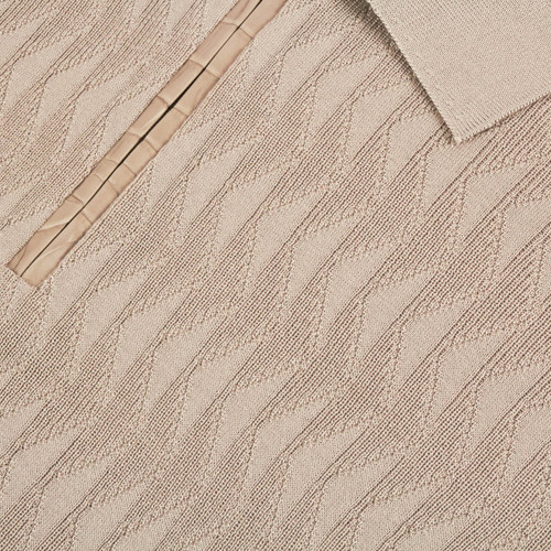Polo zippé beige naturel, tissage jacquard « Triangle Shappe », détail en crocodile
