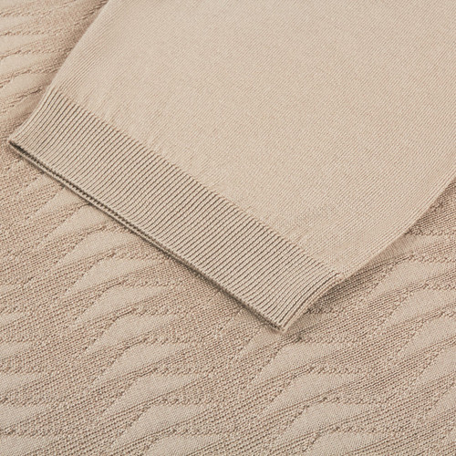 Polo zippé beige naturel, tissage jacquard « Triangle Shappe », détail en crocodile