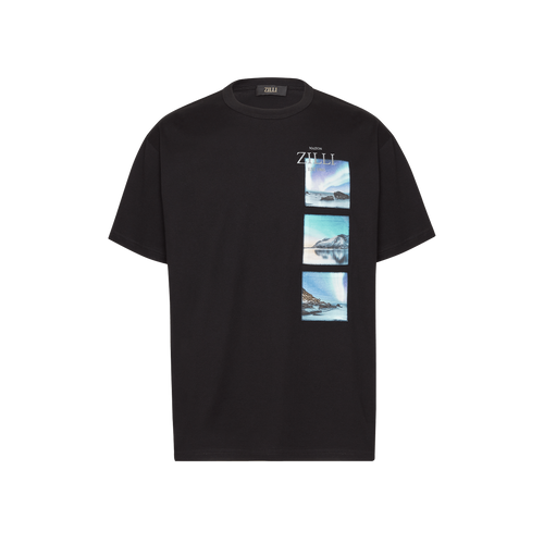 T-Shirt noir, broderie "ZILLI Lettering", motif imprimé "Northern lights". T-Shirt noir, broderie "ZILLI Lettering", motif imprimé "Northern lights".