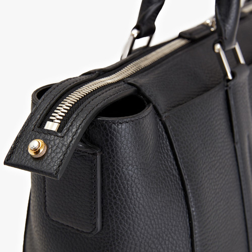 Black zippered travel bag with shoulder strap, medium 'Travel Weekender' model Black zippered travel bag with shoulder strap, medium 'Travel Weekender' model