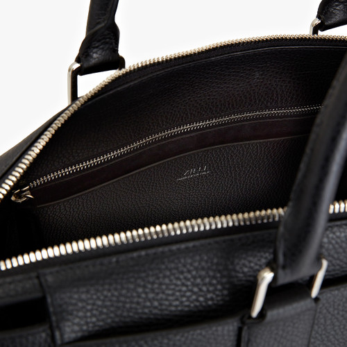 Black zippered travel bag with shoulder strap, medium 'Travel Weekender' model Black zippered travel bag with shoulder strap, medium 'Travel Weekender' model