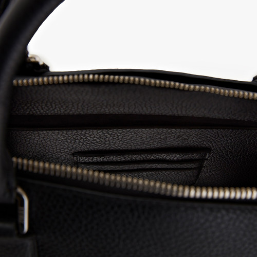 Black zippered travel bag with shoulder strap, medium 'Travel Weekender' model Black zippered travel bag with shoulder strap, medium 'Travel Weekender' model