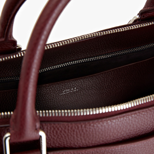 Burgundy zippered travel bag with shoulder strap, large 'Travel Weekender' model Burgundy zippered travel bag with shoulder strap, large 'Travel Weekender' model