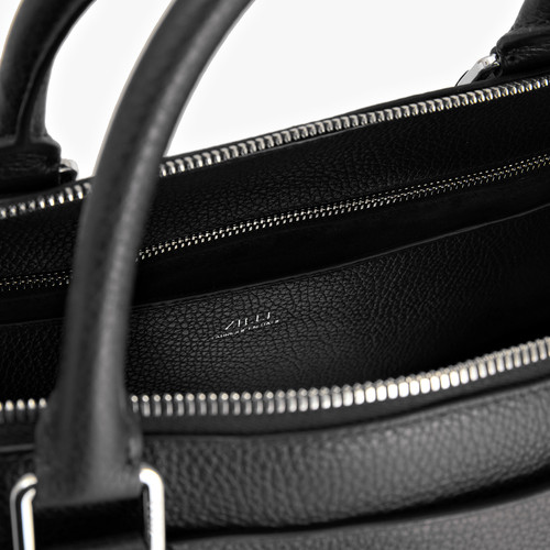 Black zippered travel bag with shoulder strap, large 'Travel Weekender' model