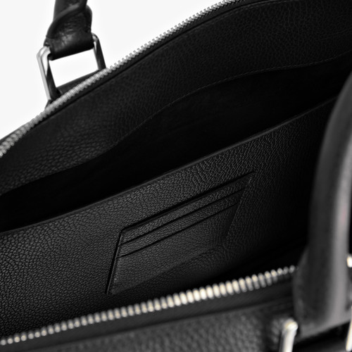 Black zippered travel bag with shoulder strap, large 'Travel Weekender' model