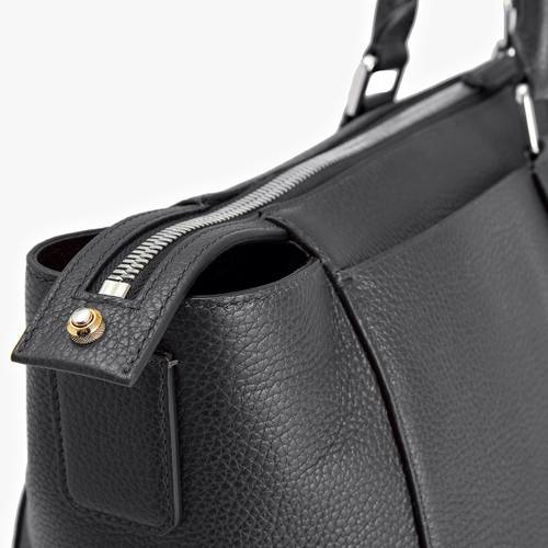 Black zippered travel bag with shoulder strap, large 'Travel Weekender' model