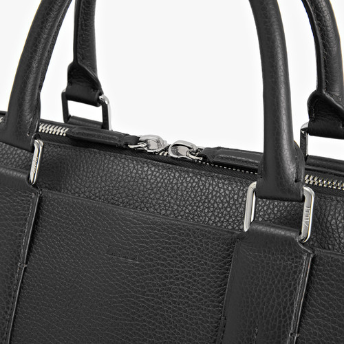 Black zippered travel bag with shoulder strap, large 'Travel Weekender' model