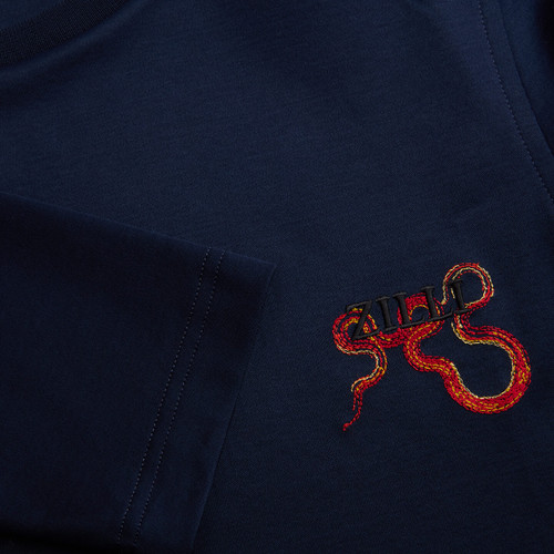 T-Shirt marine foncé, manches longues, broderie " serpent ". T-Shirt marine foncé, manches longues, broderie " serpent ".