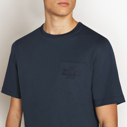 T-shirt bleu marine, col rond, poche avant, broderie "Maison ZILLI EST 1965" T-shirt bleu marine, col rond, poche avant, broderie "Maison ZILLI EST 1965"