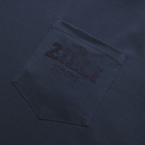 T-shirt bleu marine, col rond, poche avant, broderie "Maison ZILLI EST 1965" T-shirt bleu marine, col rond, poche avant, broderie "Maison ZILLI EST 1965"