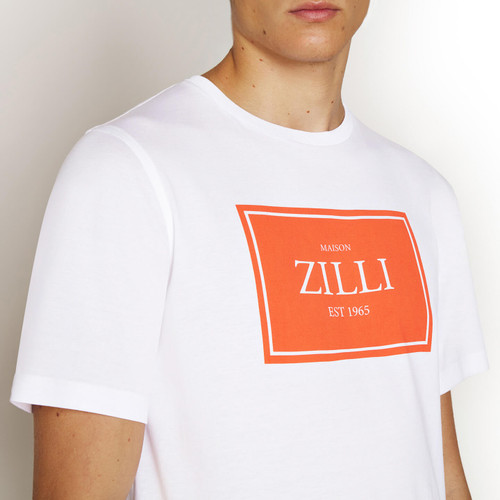 T-shirt blanc, col rond, imprimé "Maison ZILLI EST 1965". T-shirt blanc, col rond, imprimé "Maison ZILLI EST 1965".