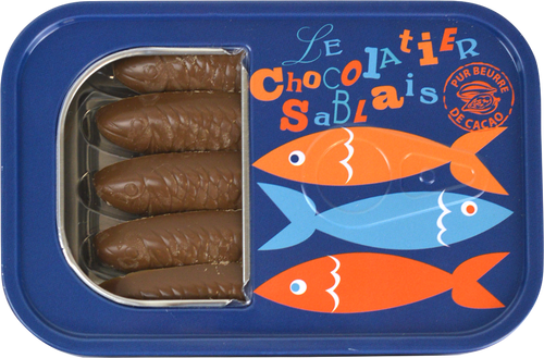 A sardine tin containing 60 grams of milk chocolate sardines from Le Chocolatier Sablais. The tin has a window on one side, which shows the chocolate sardines, and cartoon images of multicolored fish beside it.