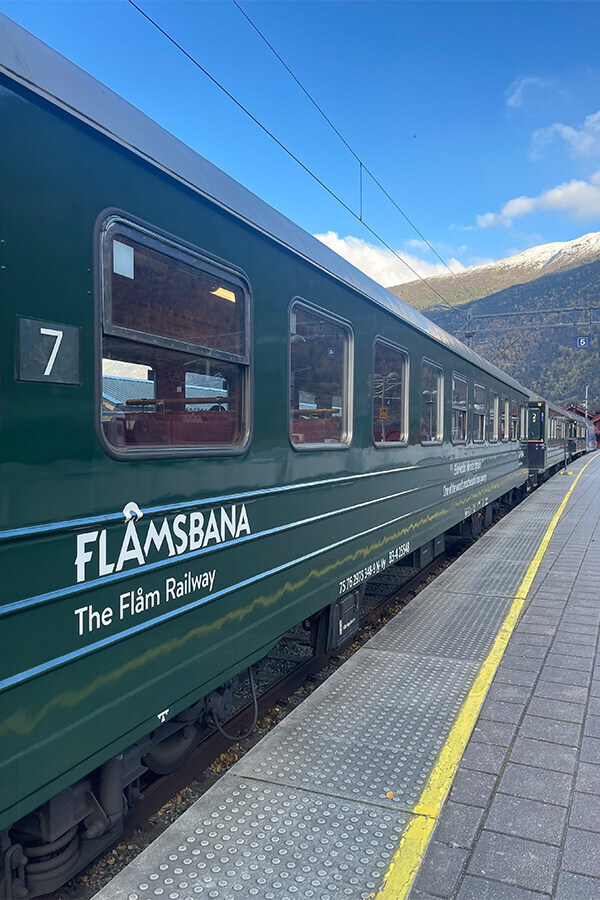 Flåmsbana, Flåm Railway train in front of snowy mountains