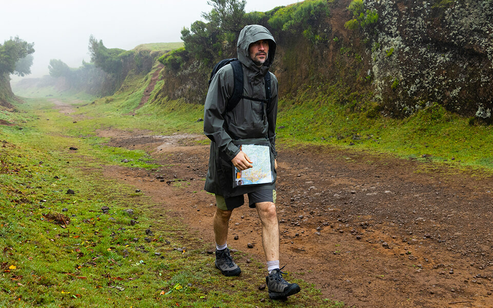 Man walking in drizzly weather wearing the Tamar Overhead