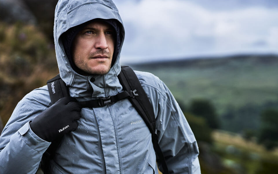 Man walking in drizzly weather wearing the Tamar Overhead