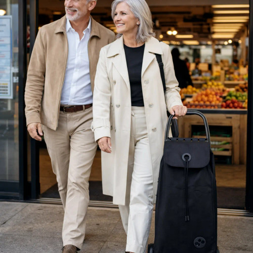 Pareja Senior saliendo del supermercado con un carro de la compra Rolser negro