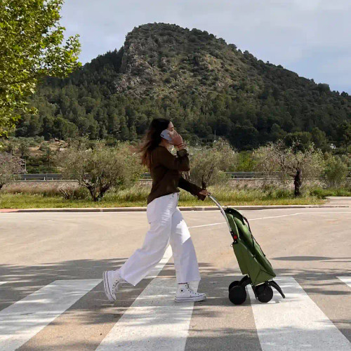 Carro de compra Rolser I-MAX MF verde cruzando un paso de peatones