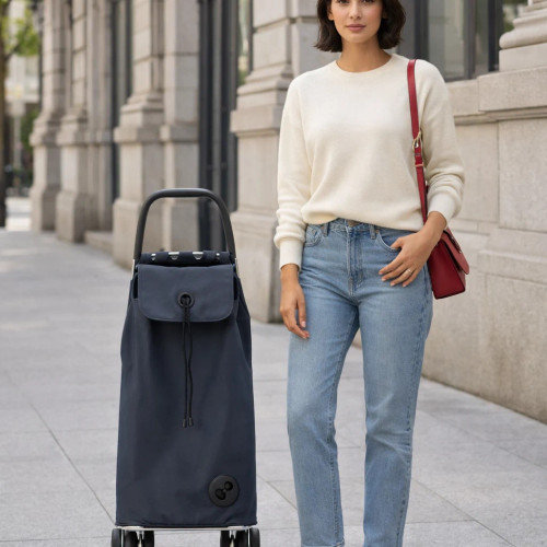 Mujer posando en la calle con carro de compra Rolser I-MAX MF color marengo