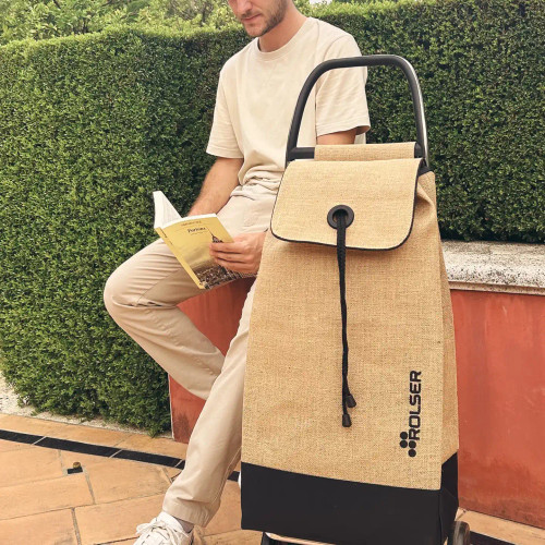 Carro de compra Rolser I-Max Yute color natural con chasis de aluminio en uso en exterior con estilo