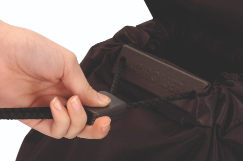 Detalle del cierre con cordón ajustable en bolsa Rolser azul-negro