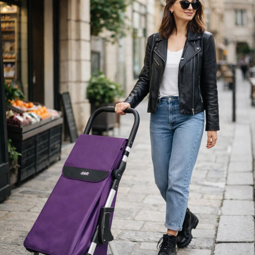 Mujer usando carro de compra Duett color purple de 4 ruedas en calle urbana