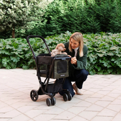 Carrito Playmarket Easy Go Pets color oliva en uso con mascota pequeña en parque