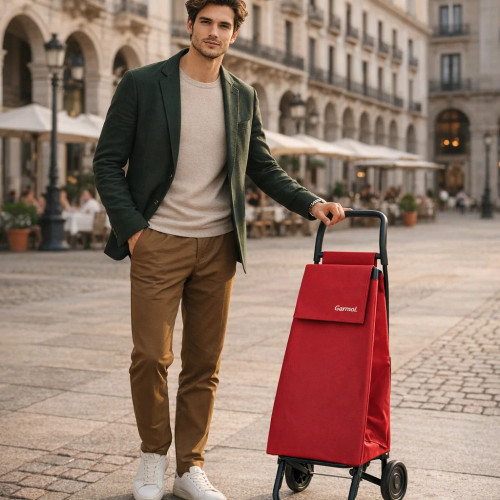 Carro de la compra Garmol ster rojo usado por chico en ambiente urbano