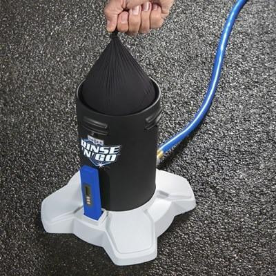 Unger Rinse & Go System Resin Unger, a portable black rinse and go system with a blue hose and a white base on an asphalt surface.