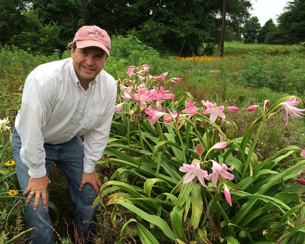 chris-with-crinum-bradley-699-x-481.jpg