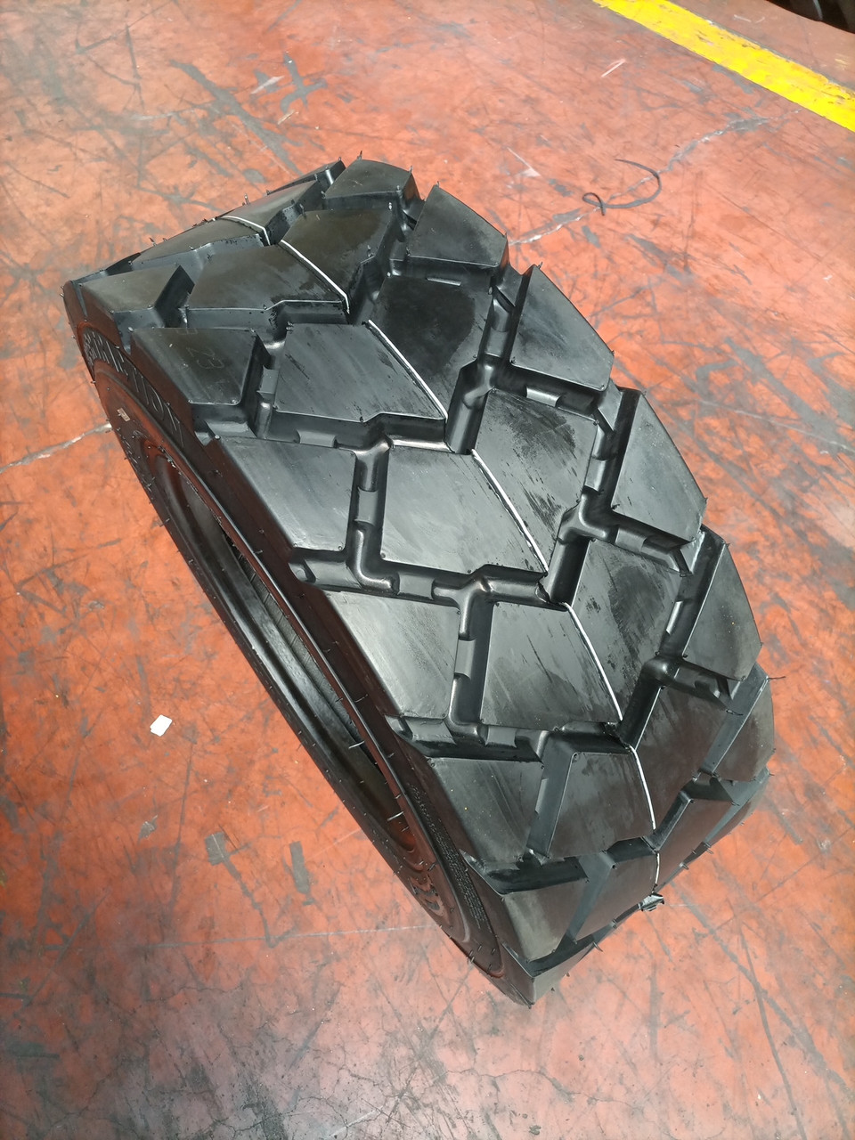 10-16.5 Skid Steer Loader Tubeless Tire w/Rim Guard 16 Ply Rating Super ...